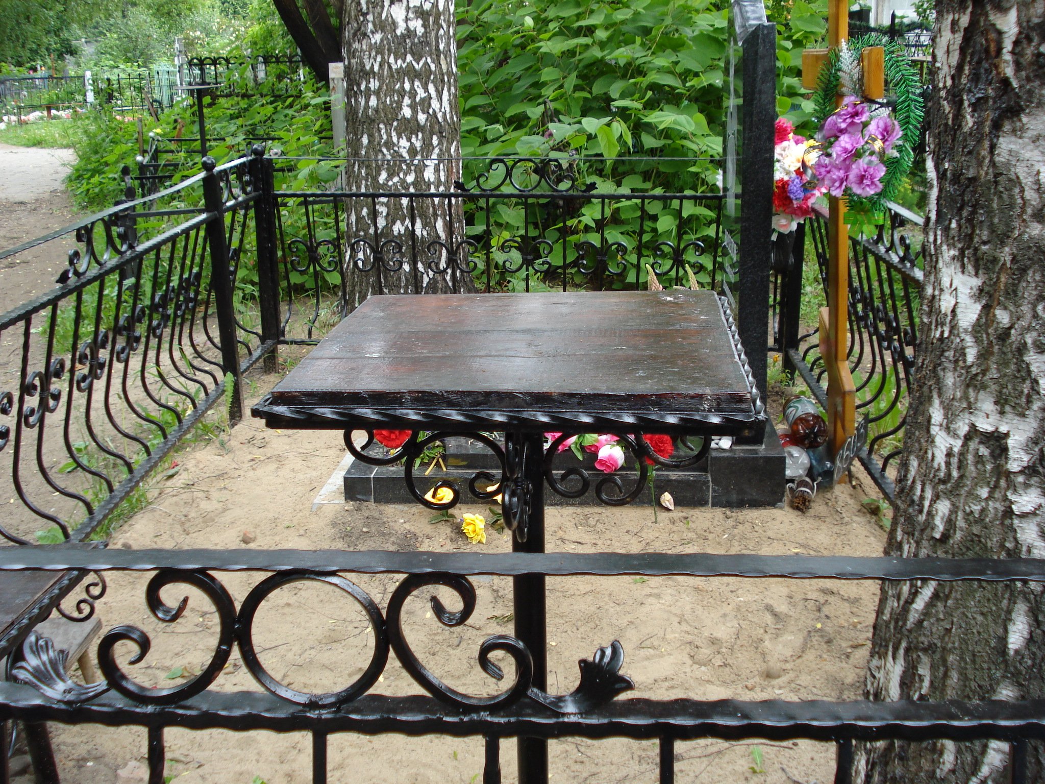 стол лавка на кладбище фото